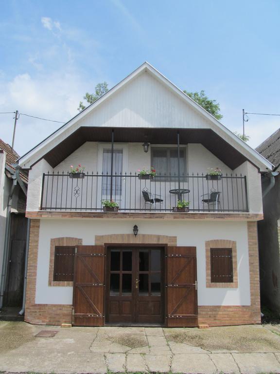 Berger Pince és vendégház Csaszartoltes Extérieur photo